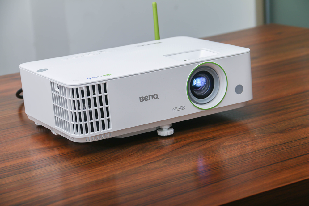 4000流明、四机同屏、双频双路Wifi，明基E592商务投影顶流之作？