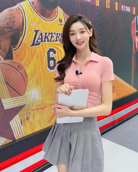 为什么nba女主播都要露腿(为博眼球强行将女主播旗袍上掀！露大腿成流量密码已违背看球初衷)