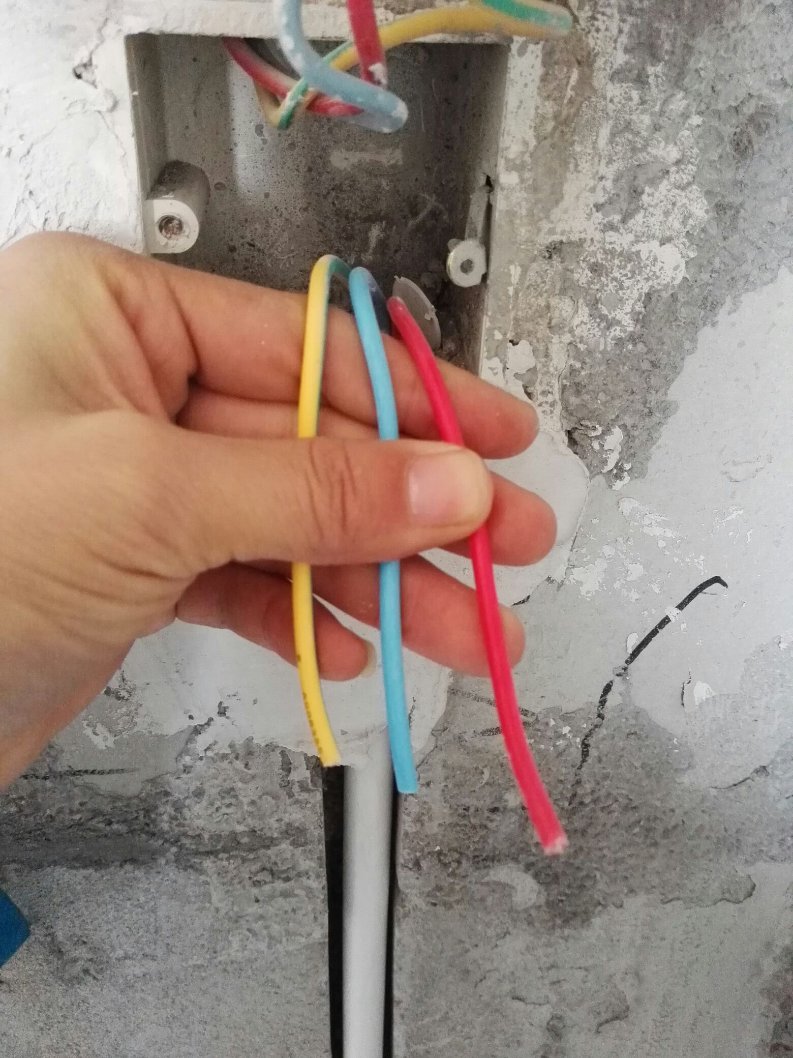 使用电热水器怎么会触电？感谢安装师傅的科普，总算搞明白了