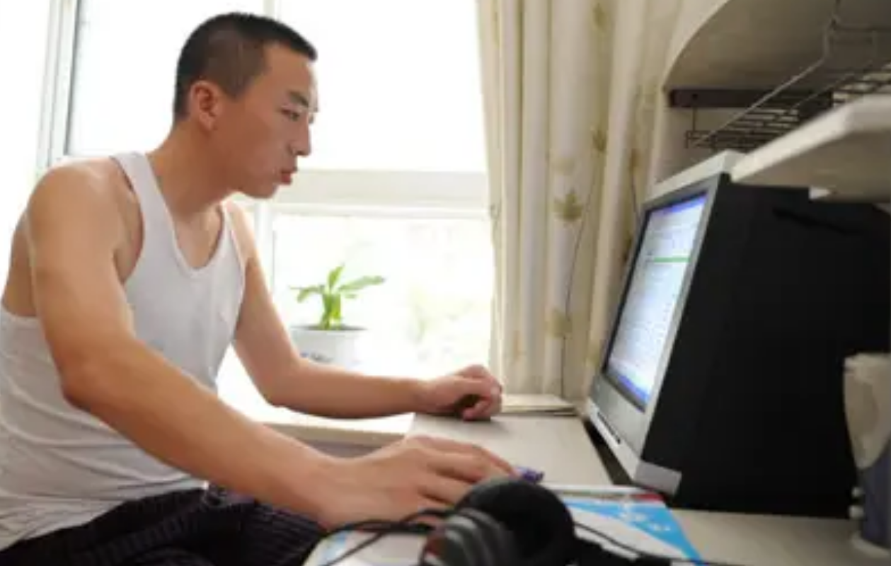 2006年，许霆因ATM机故障多取17万，被判无期后不服，重审改判5年