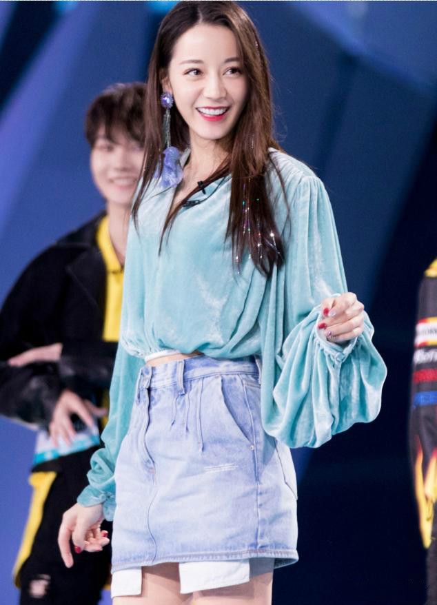 迪丽热巴连体皮裤显臃肿,网友:还以为胖了10斤呢?