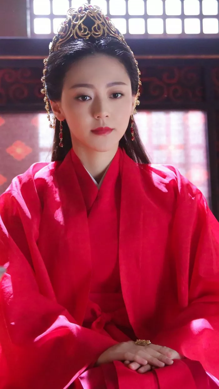 44位明星驾驭的红色服饰典雅大方，由内而外散发出自然的美感