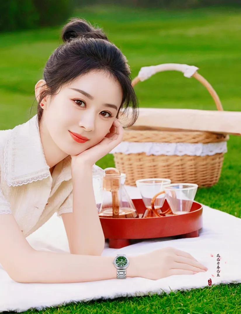 赵丽颖越来越温柔了！变得成熟知性了，努力的人在哪都会被看到