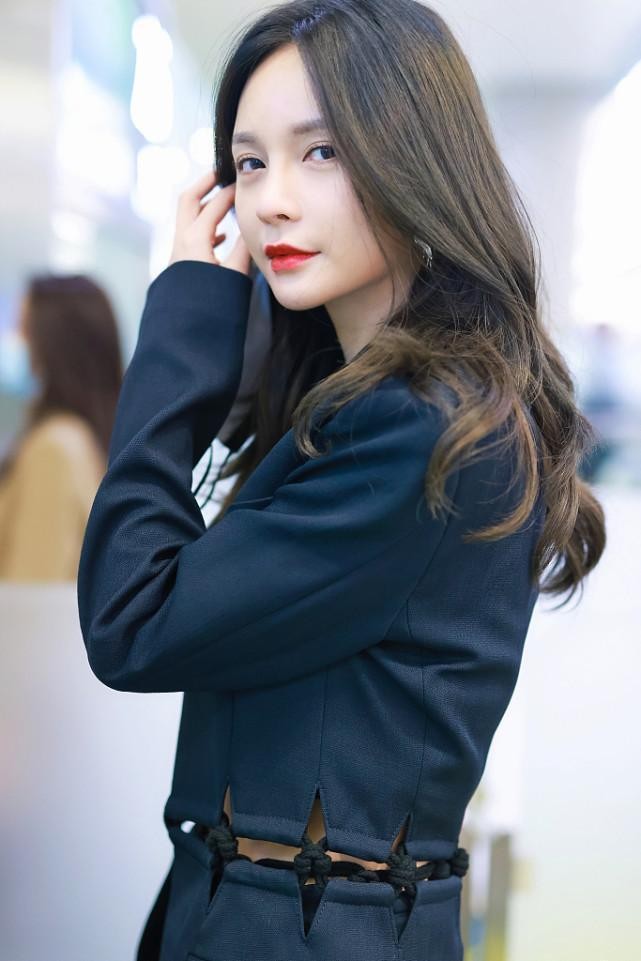 沈梦辰婚后成熟了不少，拼接西装配露脐背心，女团风也穿得挺飒