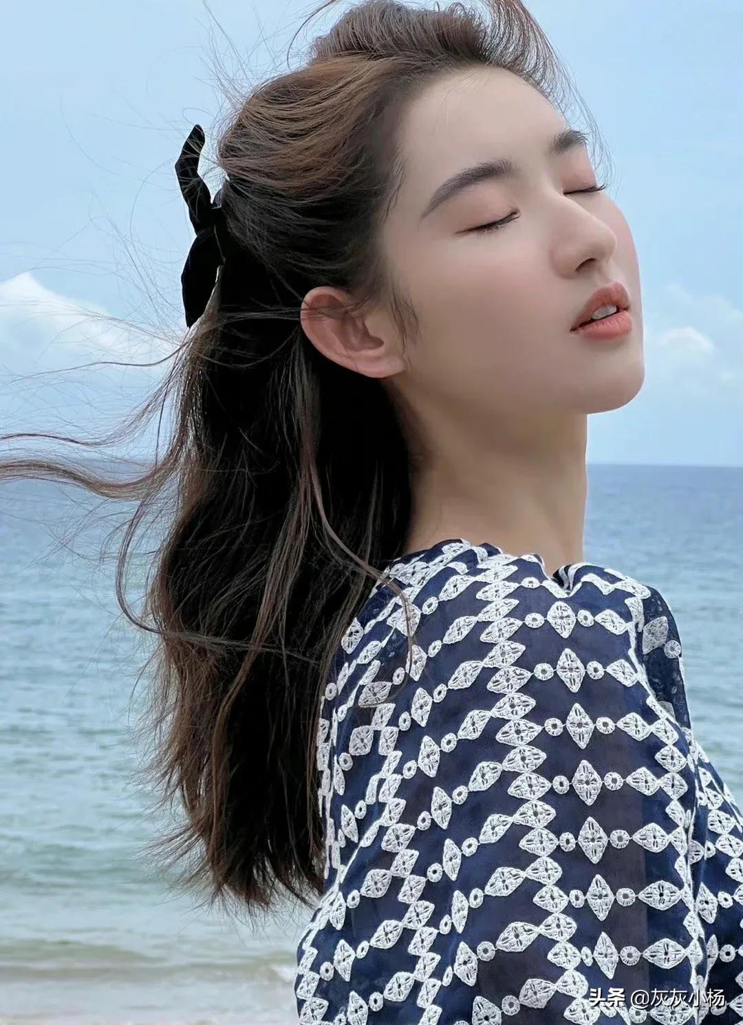 王玉雯，简约裙装，清纯甜美长相，气质脱俗