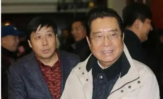 李双江长子李贺：弟弟李天一入狱后，他不计前嫌照顾父亲和继母