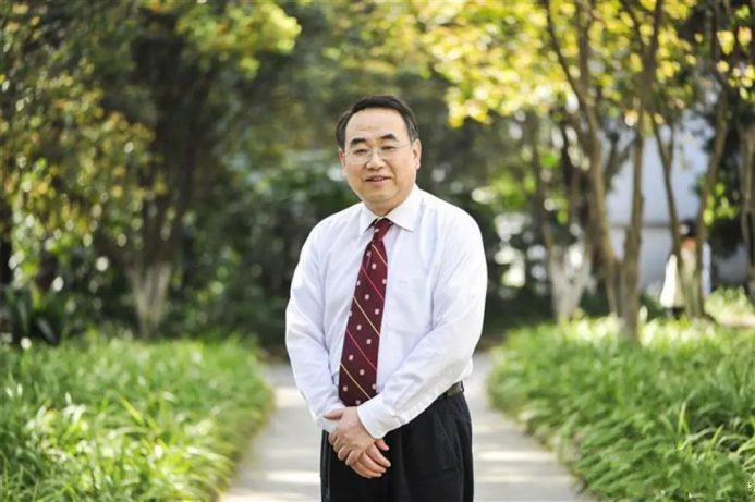 他曾是工厂钳工，被湖北高校破格录取，师从“院士级”名师，多次登上央视！