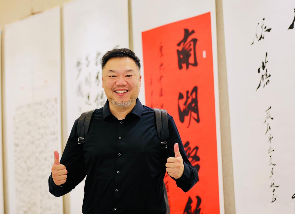 “李大嘴”姜超，相亲20次娶胖妻，38岁才得子，蜗居生活也幸福