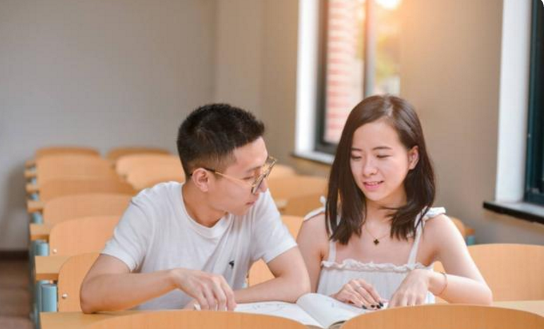 “要彩礼一律免谈”00后大一新生大谈婚恋观，意外受网友支持