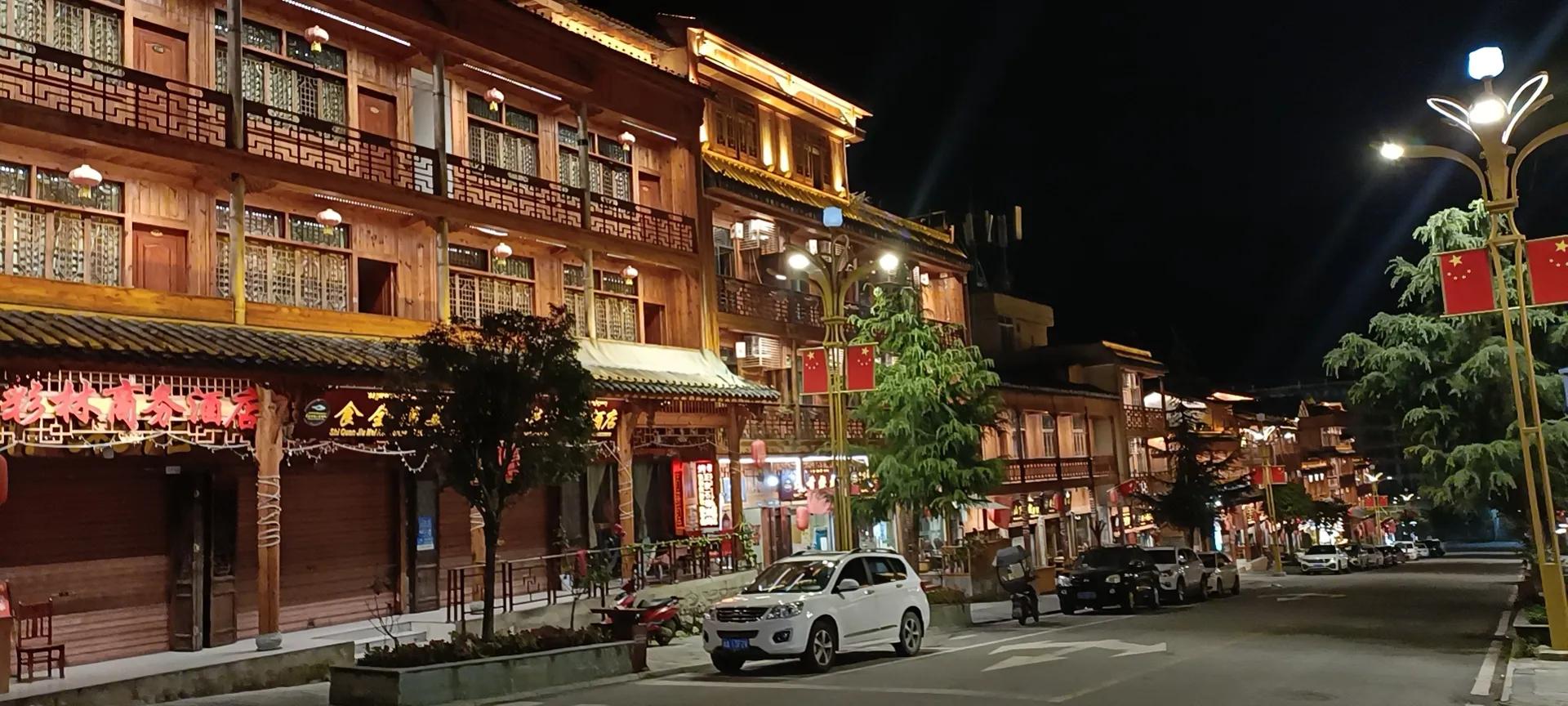 磨西古镇冰川之下的小镇夜晚竟然这么好看