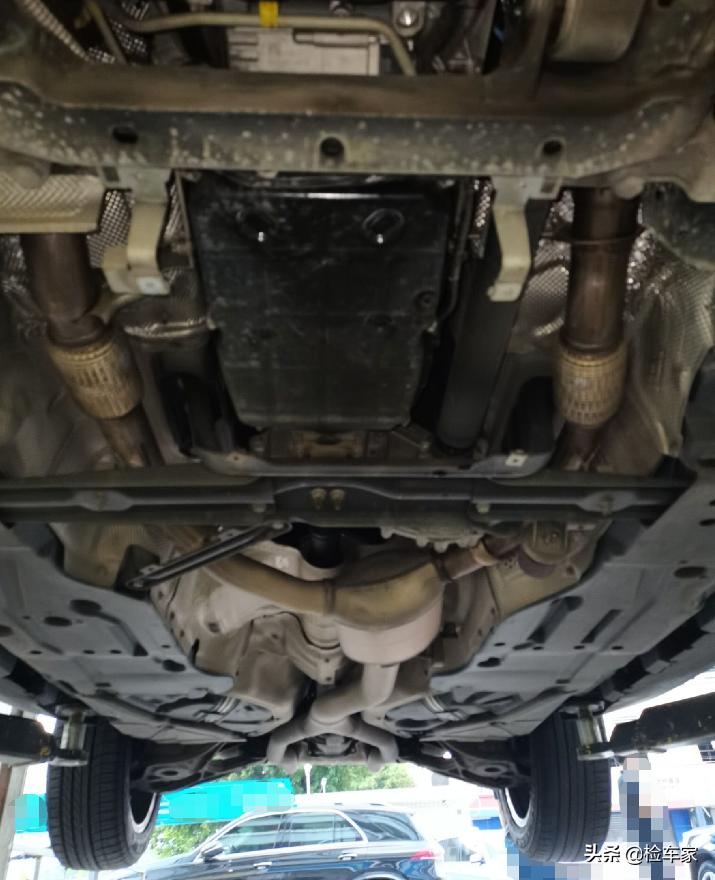 就近找了一家修理厂把车子升举了起来,没有发现底盘有明显的大面积