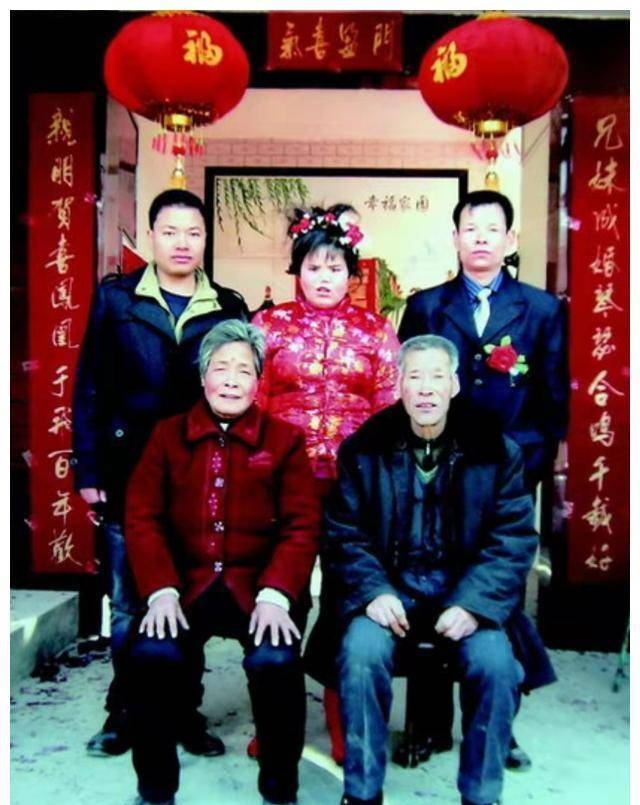 陕西农民捡到​坑面女婴，哥哥做苦力为妹妹整容，变美后她嫁给哥哥