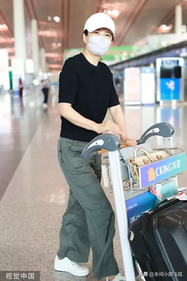 杨童舒休闲穿搭现身机场 对镜挥手笑眼弯弯心情好