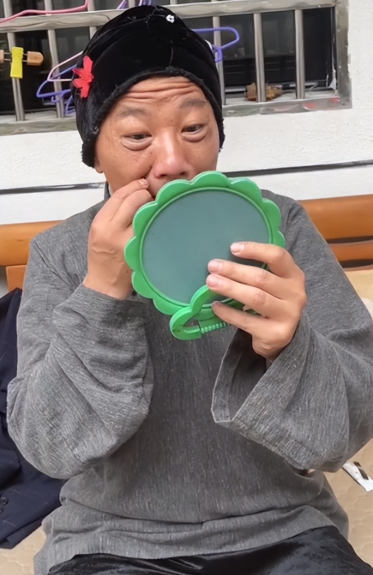 爱表演的生哥：模仿老太太走红圈粉400万，被赞“第二个宋小宝”