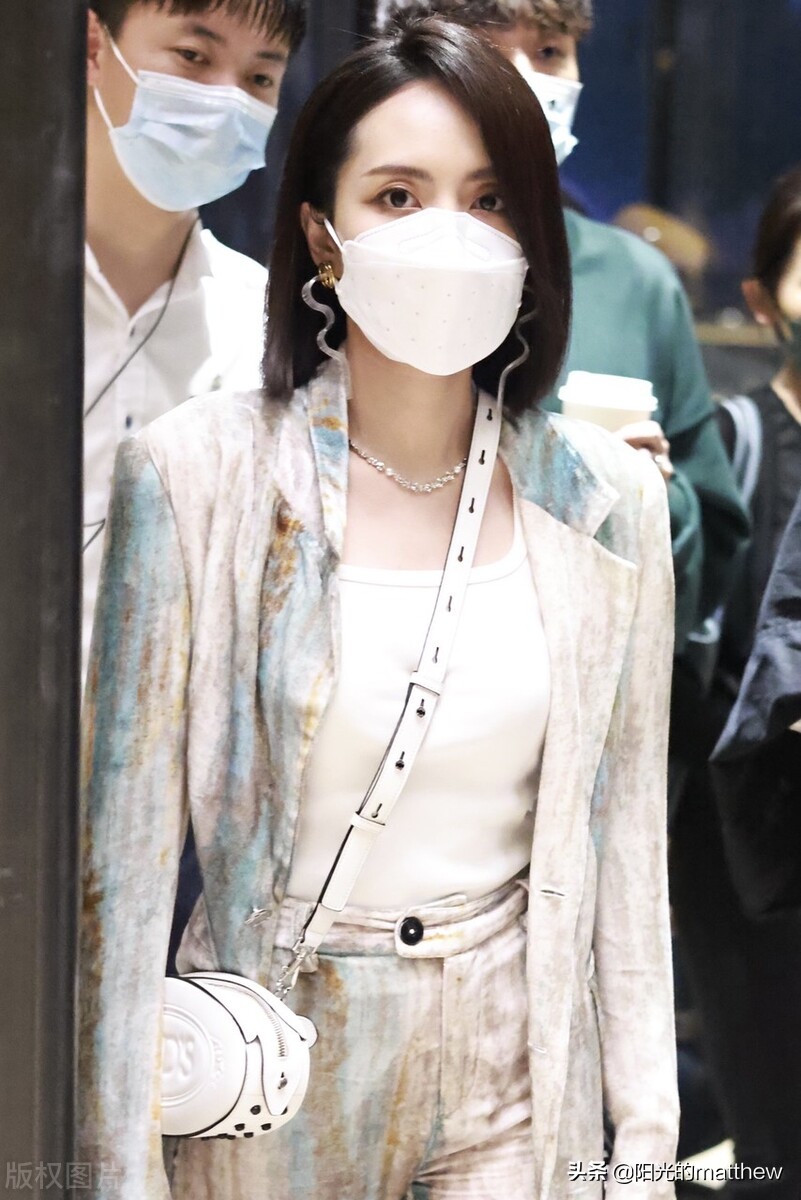 街拍：刘惜君穿印花扎染清爽时尚，耳环精致、挎包小巧玲珑