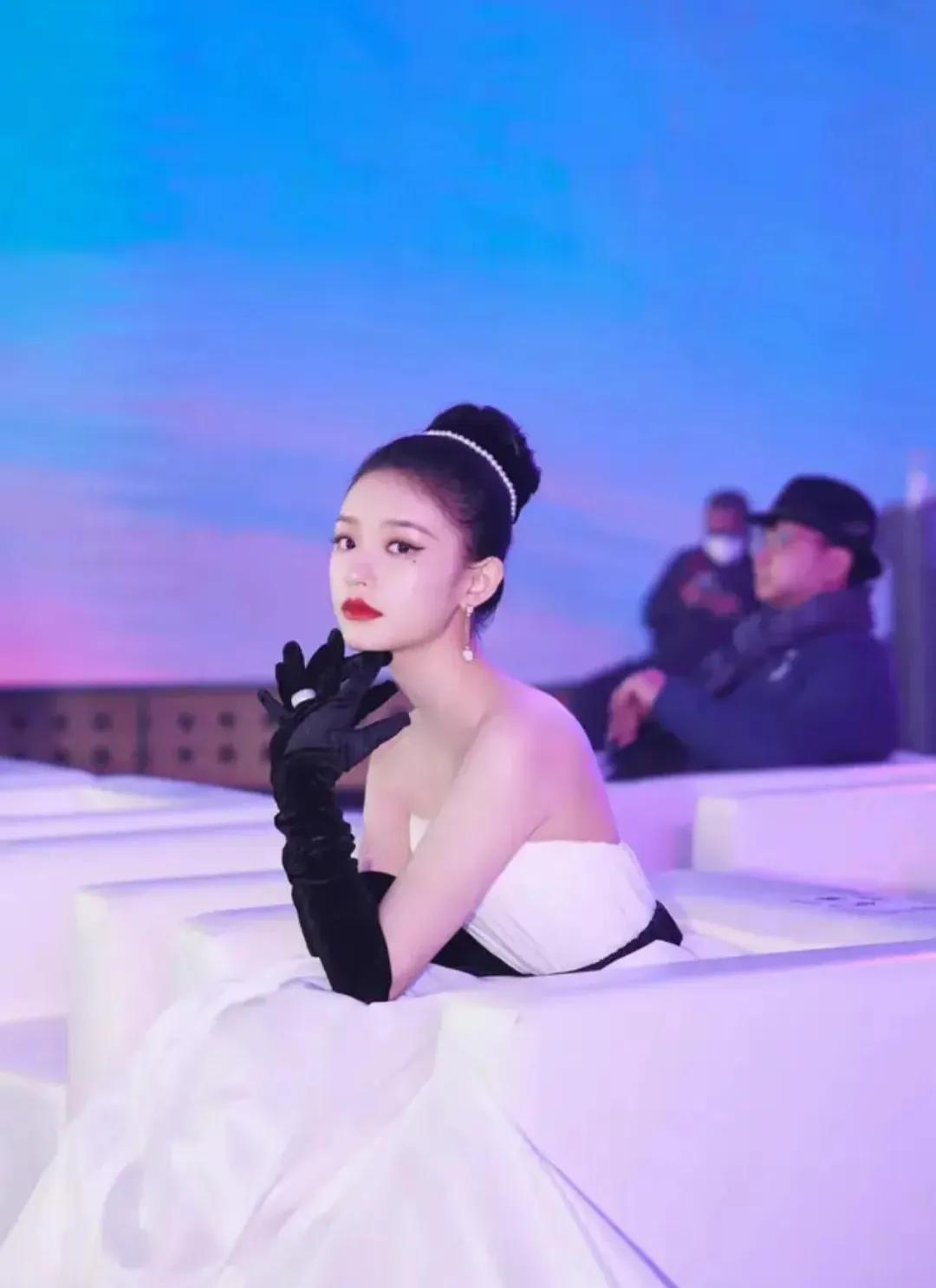 同样是浪漫迷人的“赫本风”，哪一位女星让你最惊艳？