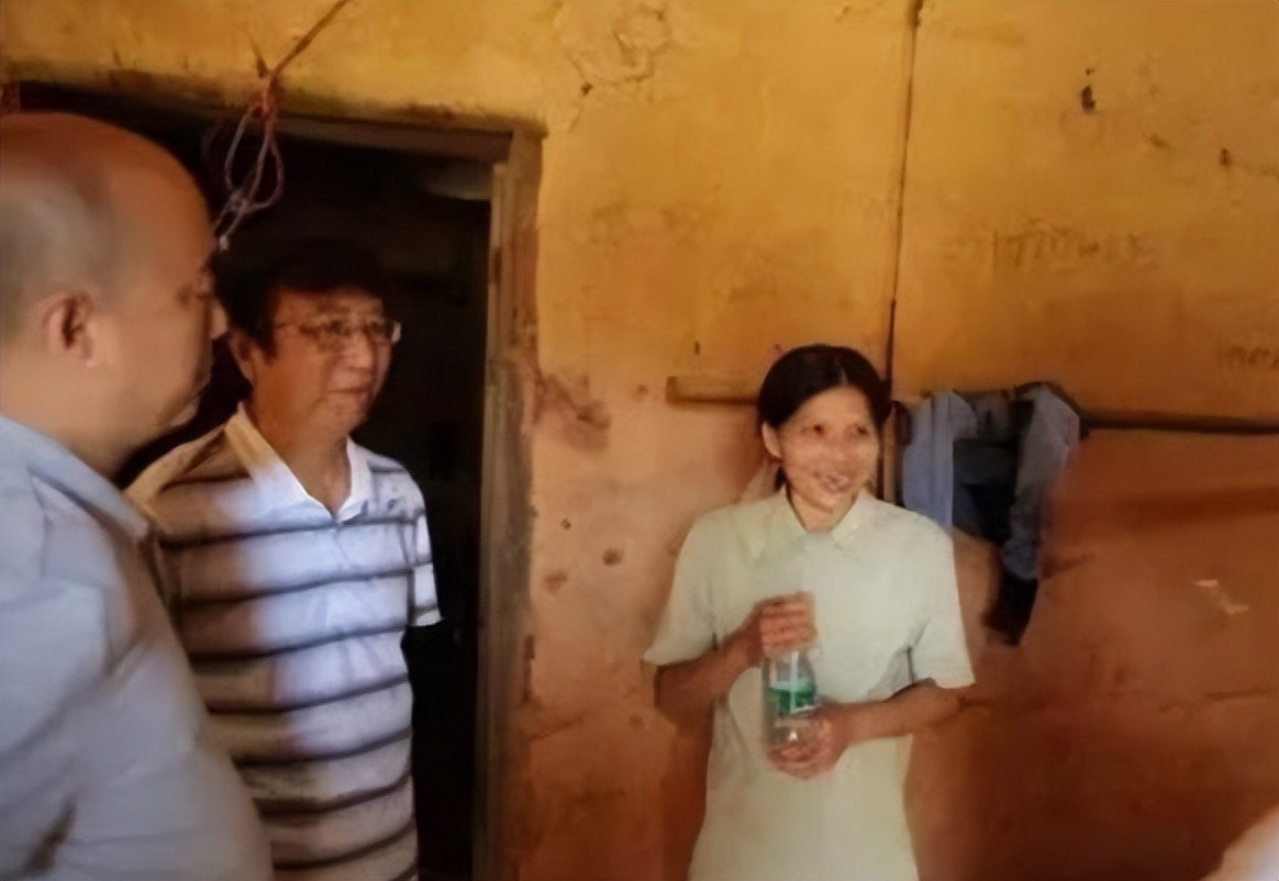 人大学霸考公考研失败，嫁贫苦光棍生6娃，校友集资20万给她建房