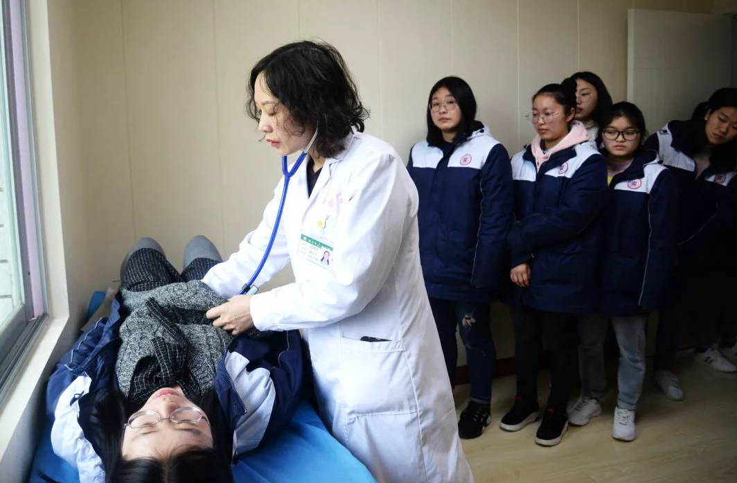 高考体检时的“名场面”，个别学生“脱光光”，还有的吓成表情包