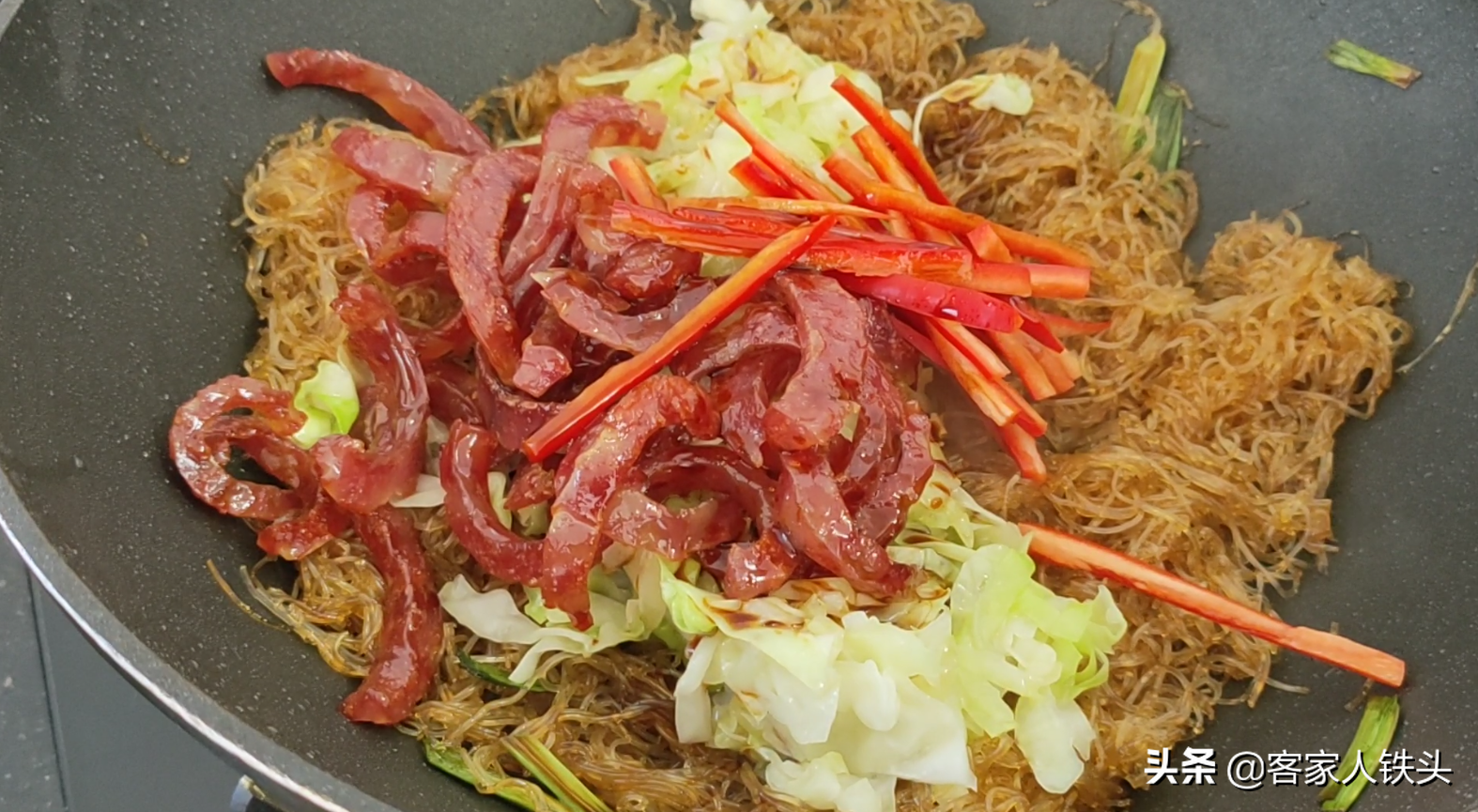 炒粉丝易起坨？小技巧教给你，3把粉丝炒一锅，喷香弹牙入味好吃