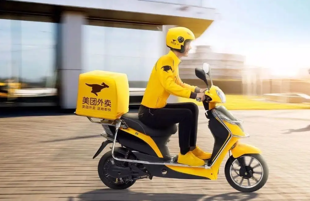 消费者在线上下单,商家做好餐品后,会有外卖小哥通过平台接单进行配送