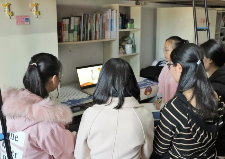 女生宿舍养猫被举报，宿管阿姨查寝哭笑不得，只因橘猫太胖藏不住