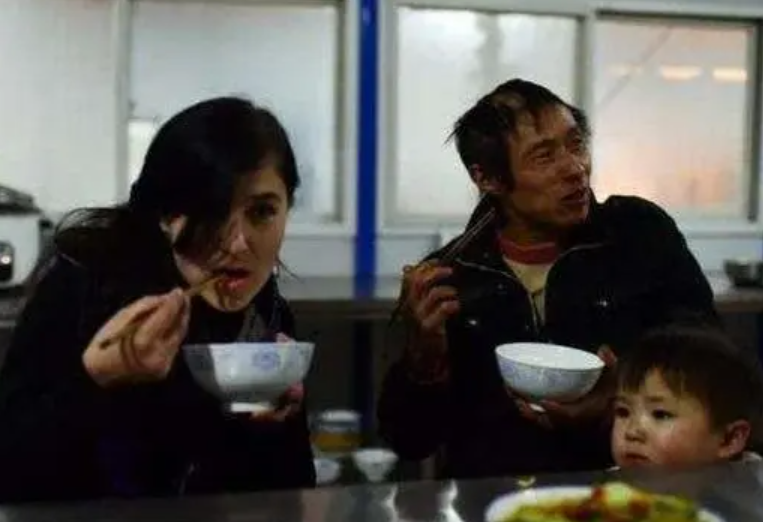 24岁外国女大学生倒追45岁农民工，今已成婚生子，计划在成都买房