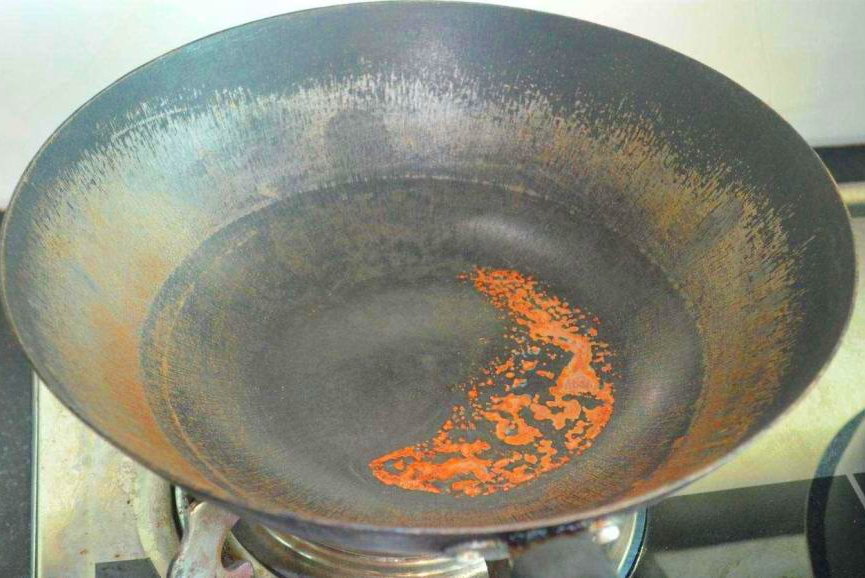 新手买铁锅,牢记"4要点",别再花冤枉钱买劣质锅,附开锅教程