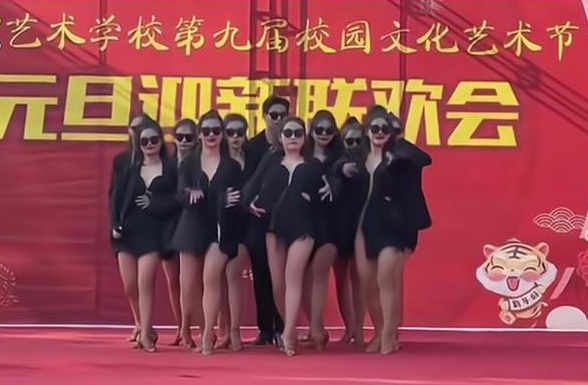 湖北一学校元旦晚会引热议，学生跳舞有些大胆，网友：真的不冷吗