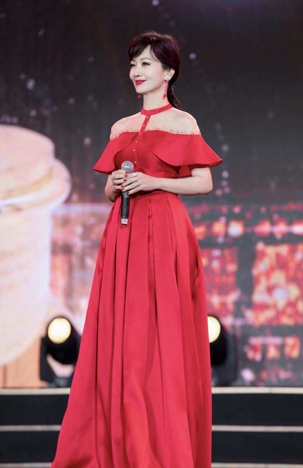 赵雅芝、高圆圆、贾静雯、余男、林青霞，同是红裙，韵味各不相同