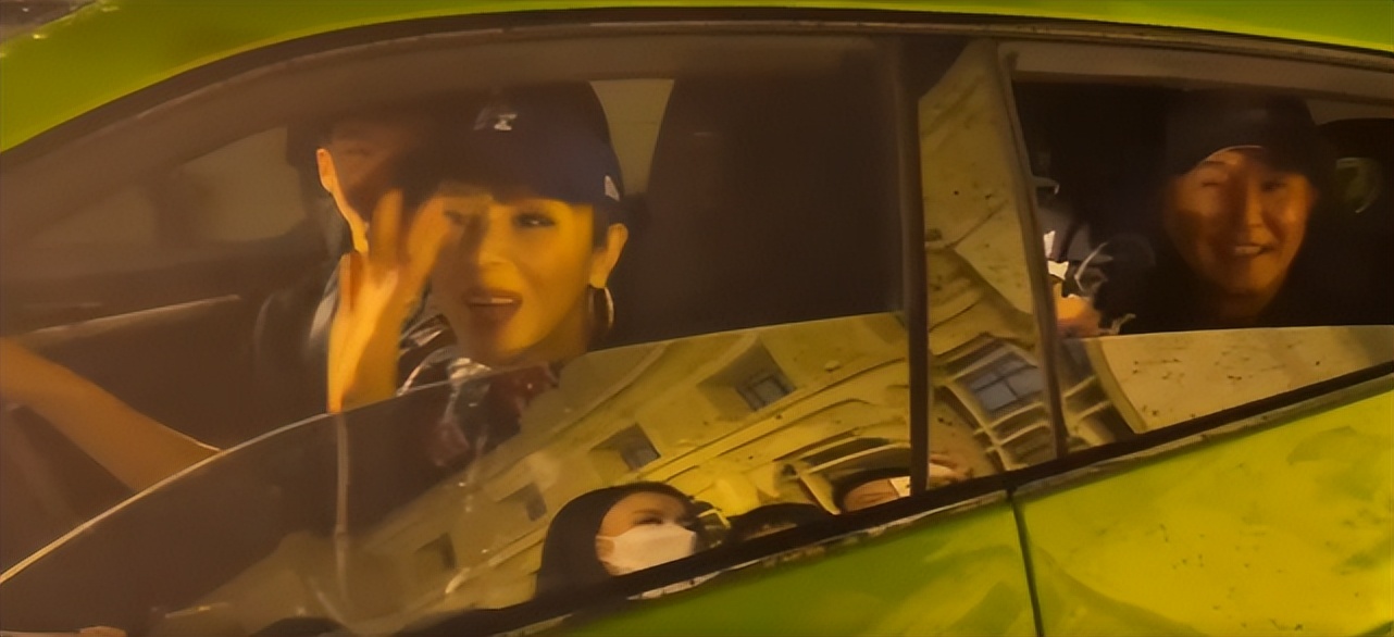 59岁戏骨吴刚坐300万豪车下班，红光满面气色好，妻子罕见化浓妆