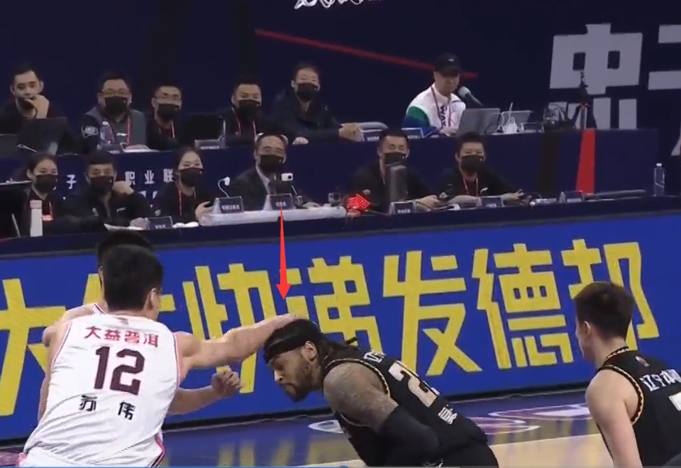 莫兰德为什么不打nba(CBA广东丢脸到国际上！莫兰德被苏伟打头，深夜换社媒头像太扎心)