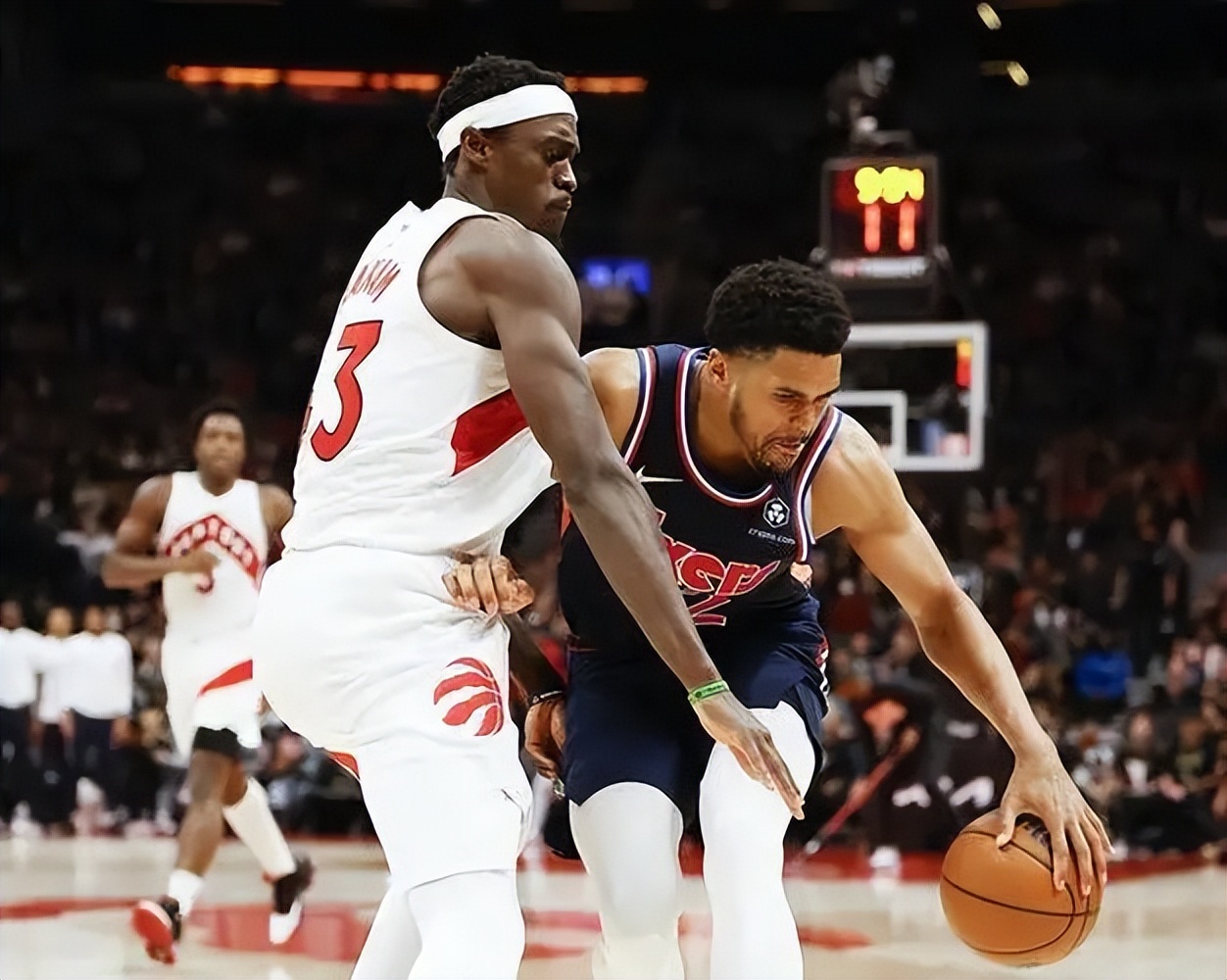 34分 8闆 5助 1斷 2帽 西亞卡姆爆發 懸崖邊的猛龍 拒絕被橫掃 天天看點