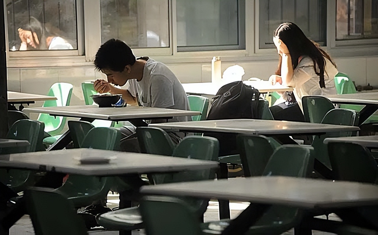 24岁学霸离世捐献5器官，丧子后第10天，父亲回老家工地搬砖