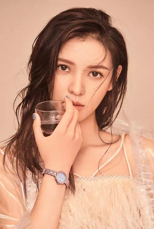 张予曦：清秀俊美，气质优雅，温婉大方，侧颜堪称完美