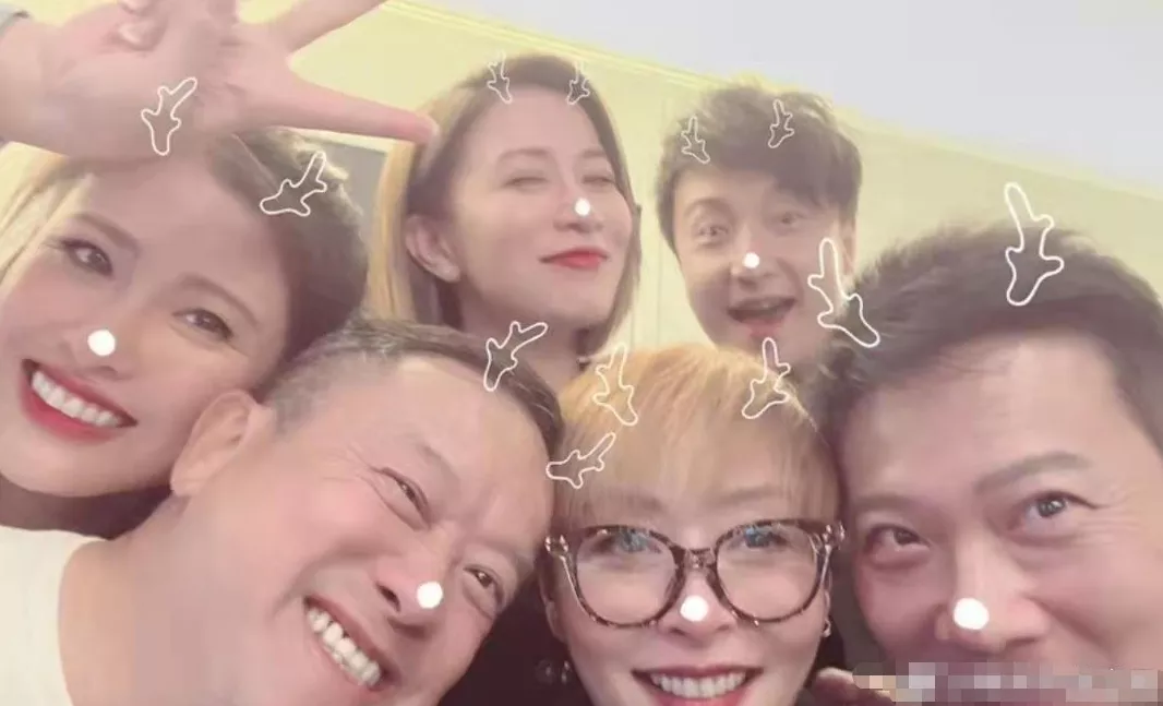 知名导演公然非礼女明星,现场照片曝光:这个人,究竟有多无耻?