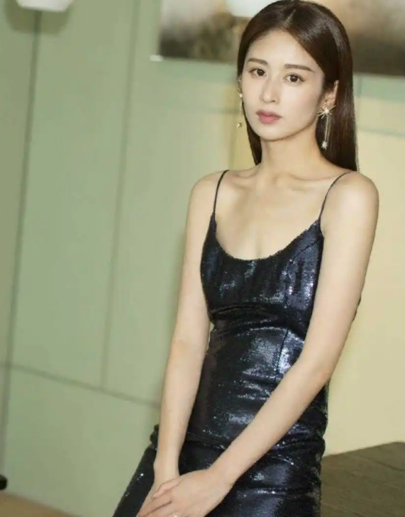 “娱乐圈大嘴巴”喜欢豪门的颖儿，为何选择爱的卑微的付辛博