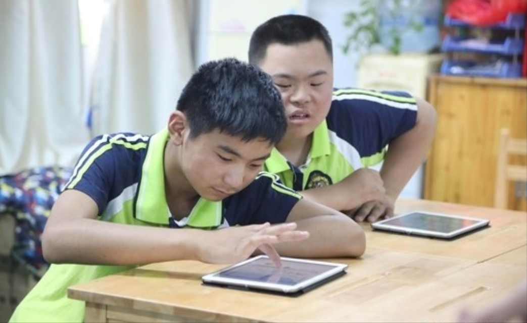 徐州八旬奶奶每天在学校对面坐等八小时：他还没长大，我不敢老