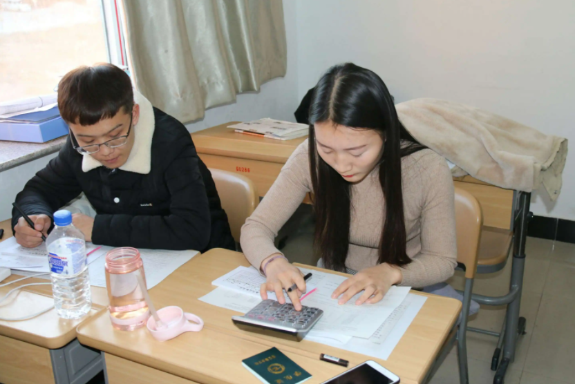 这个专业人满为患，录取分数高可能是假象，教授也建议谨慎报考