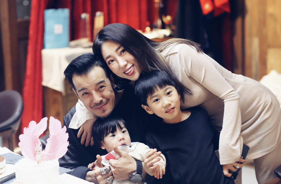 海一天：二婚娶小12岁娇妻，不介意妻子离异带着孩子，如今很幸福