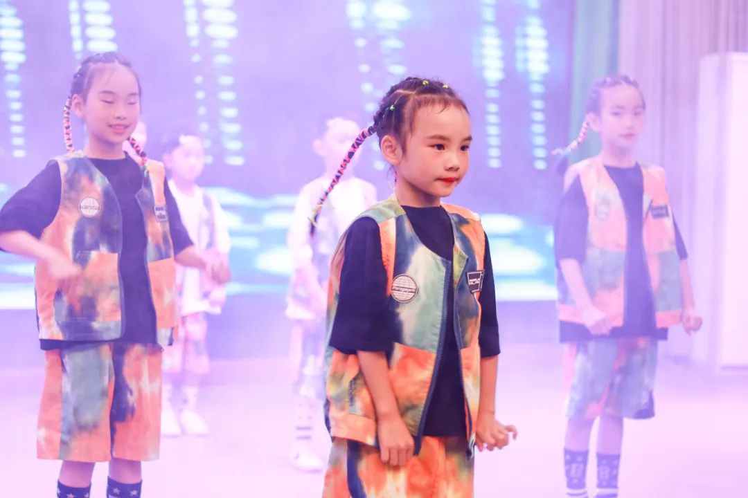 天府新区华阳实验小学举行“童星耀五月·艺术绽花开”群舞比赛