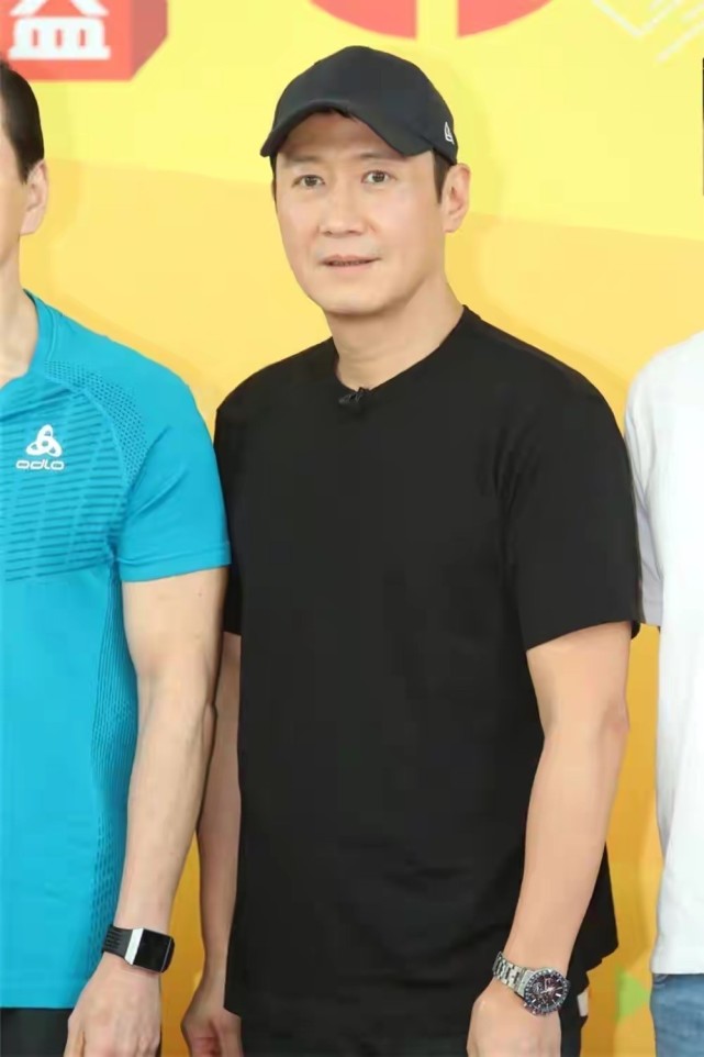 黎明人到中年也不油腻，穿一身黑色风采依旧，英俊的气质十分显著