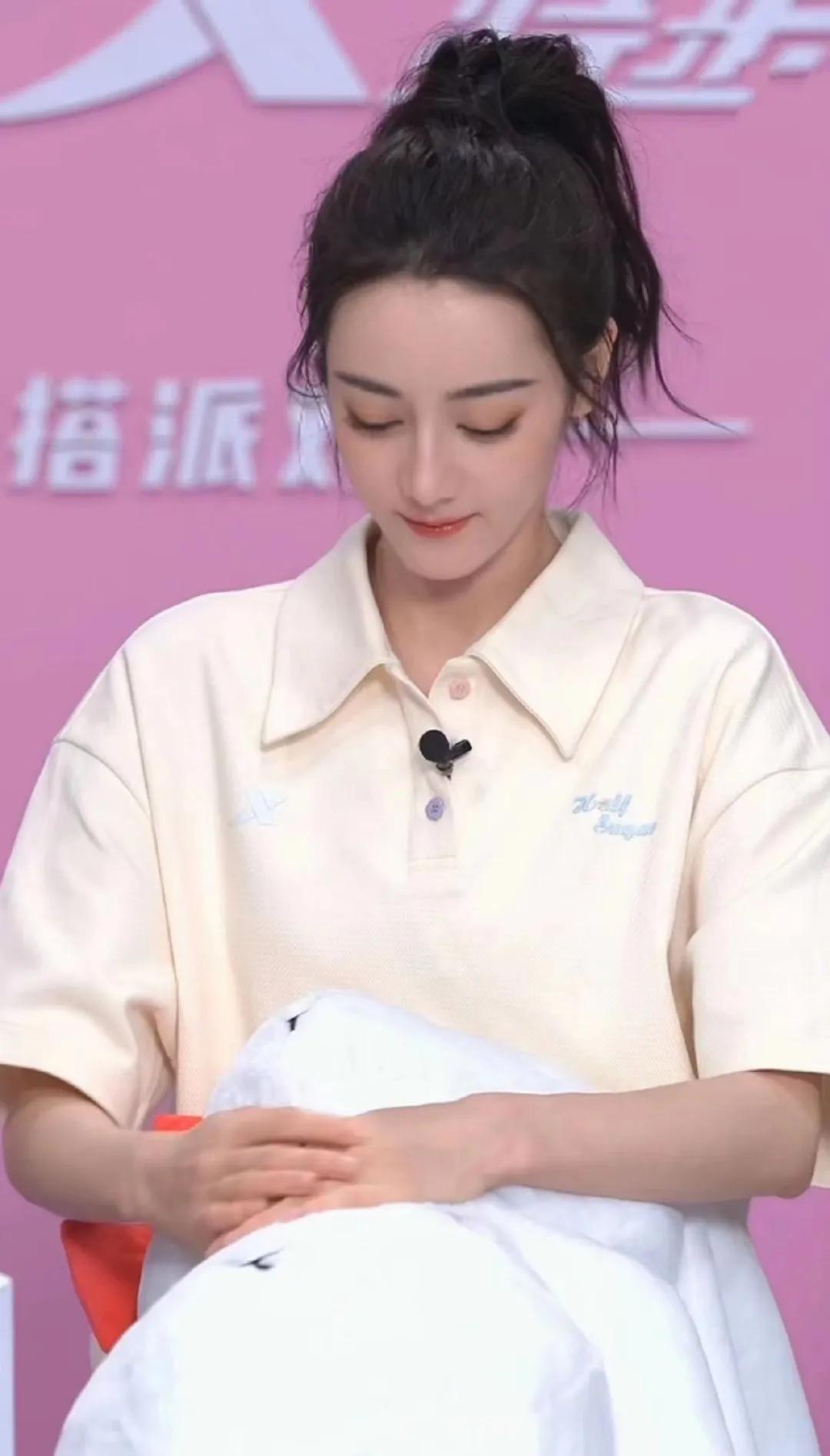 迪丽热巴polo衫穿搭，运动风满满的青春气息，谁能不爱