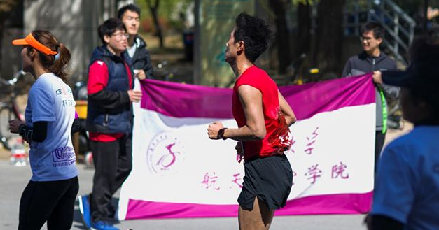 清华校园街头采访走红，出镜学霸造型引热议，网友：一看就很稳重