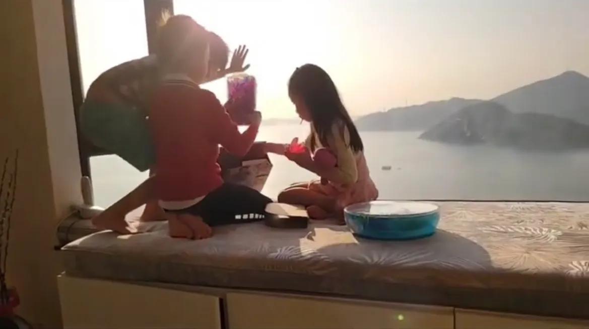 陈茵媺为次子庆7岁生日，家中无敌大海景抢镜，陈豪在家也戴口罩