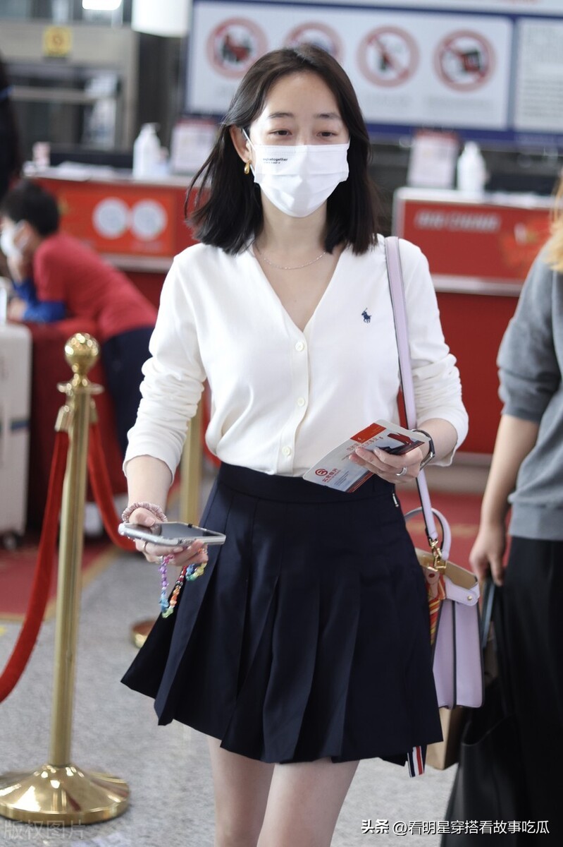 蒋梦婕米色开衫搭配短裙短发披肩发型显青春有活力,少女范十足