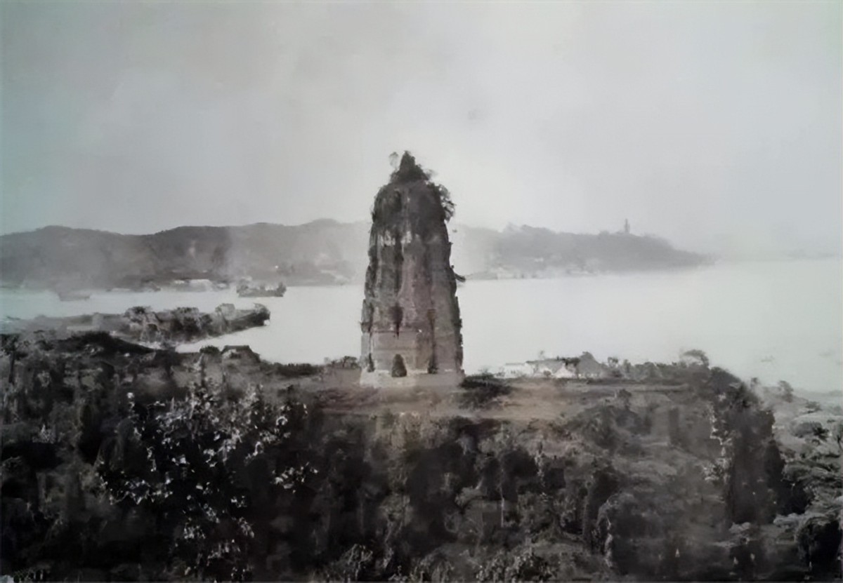 2000年千年雷峰塔重建，揭开了塔底的秘密，出土两件秘宝轰动全国