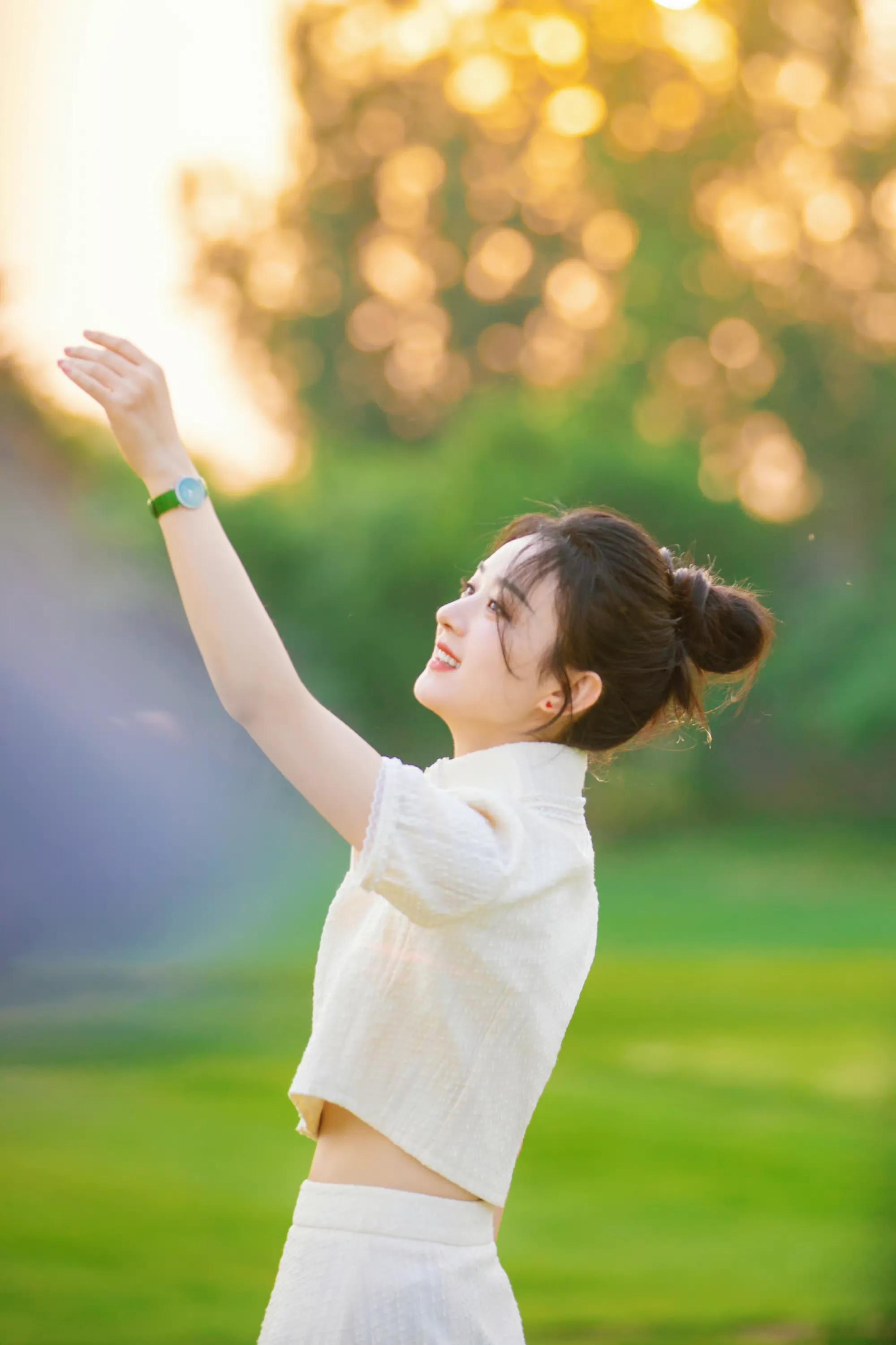 赵丽颖最新九宫格露营大片，丸子头造型少女感十足