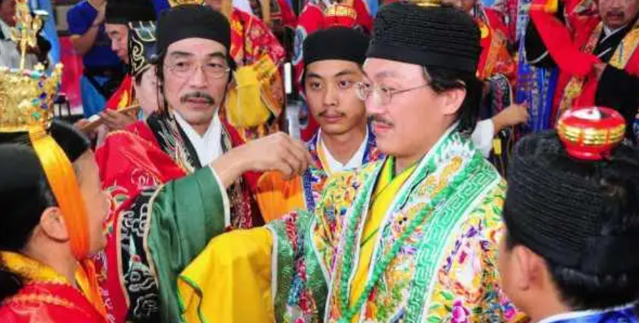 1969年，最后一任张天师撒手人寰后继无人，接班乱象频出