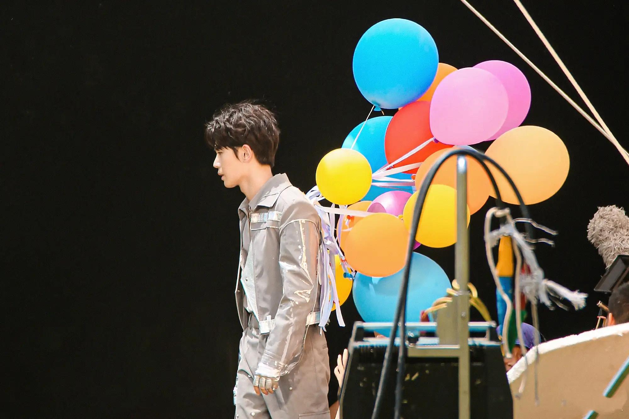 #任嘉伦#嗨放派~嘉伦热晕了快