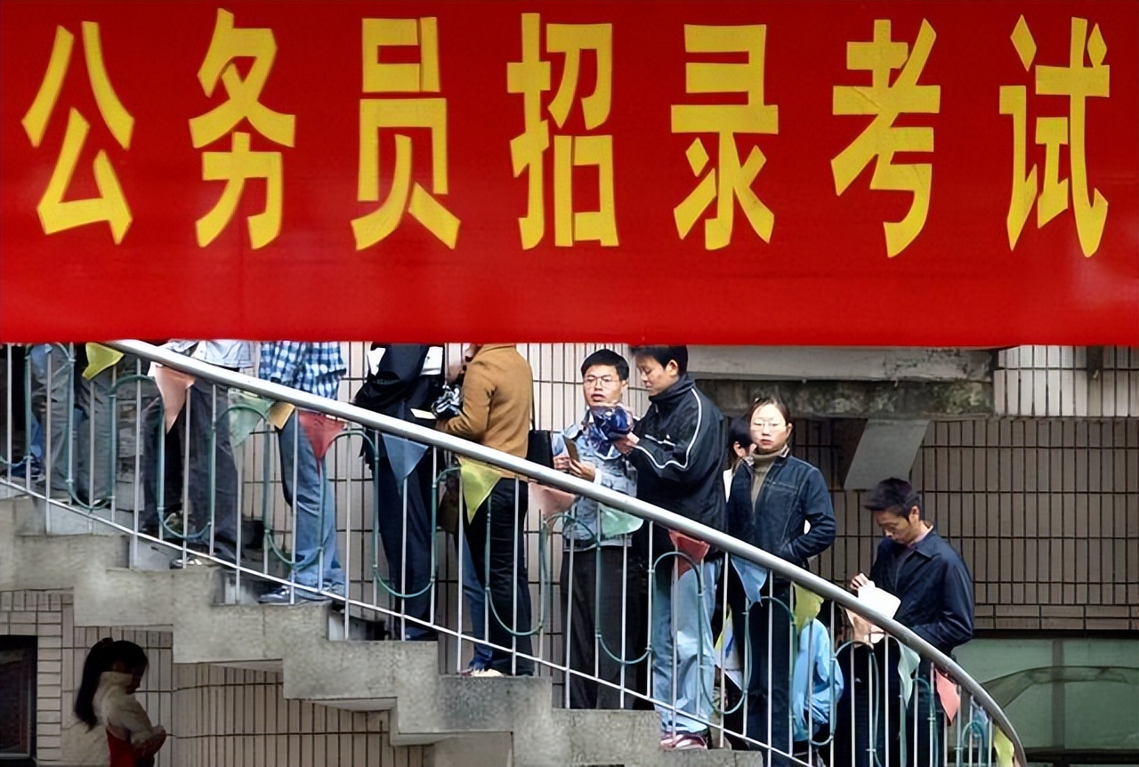 大学生考公务员有“好消息”，符合三个条件，可享受“免试”上岗